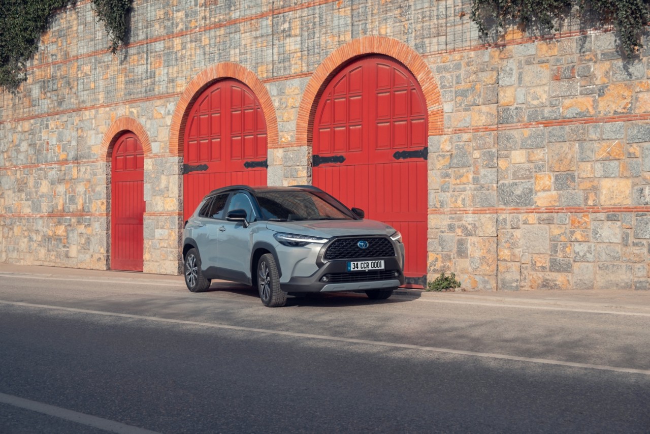 tarihi kapılar önünde duran Yeni Toyota Corolla Cross Hybrid ön ve yan görünümü