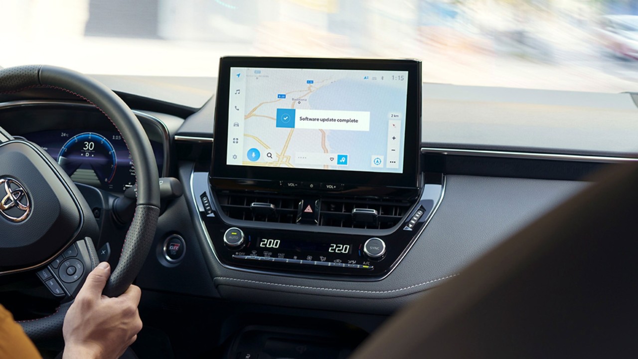 Corolla Hatchback Hybrid dijital ekranda navigasyon gösterimi ve Nanoe™ X kliması
