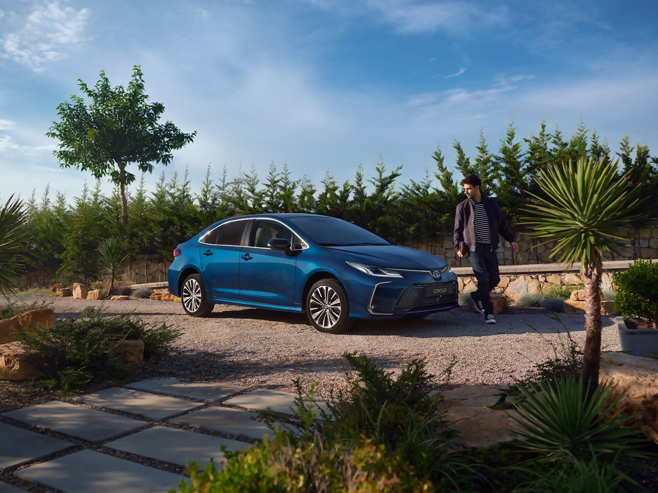  Corolla Hybrid'in yandan görünümü