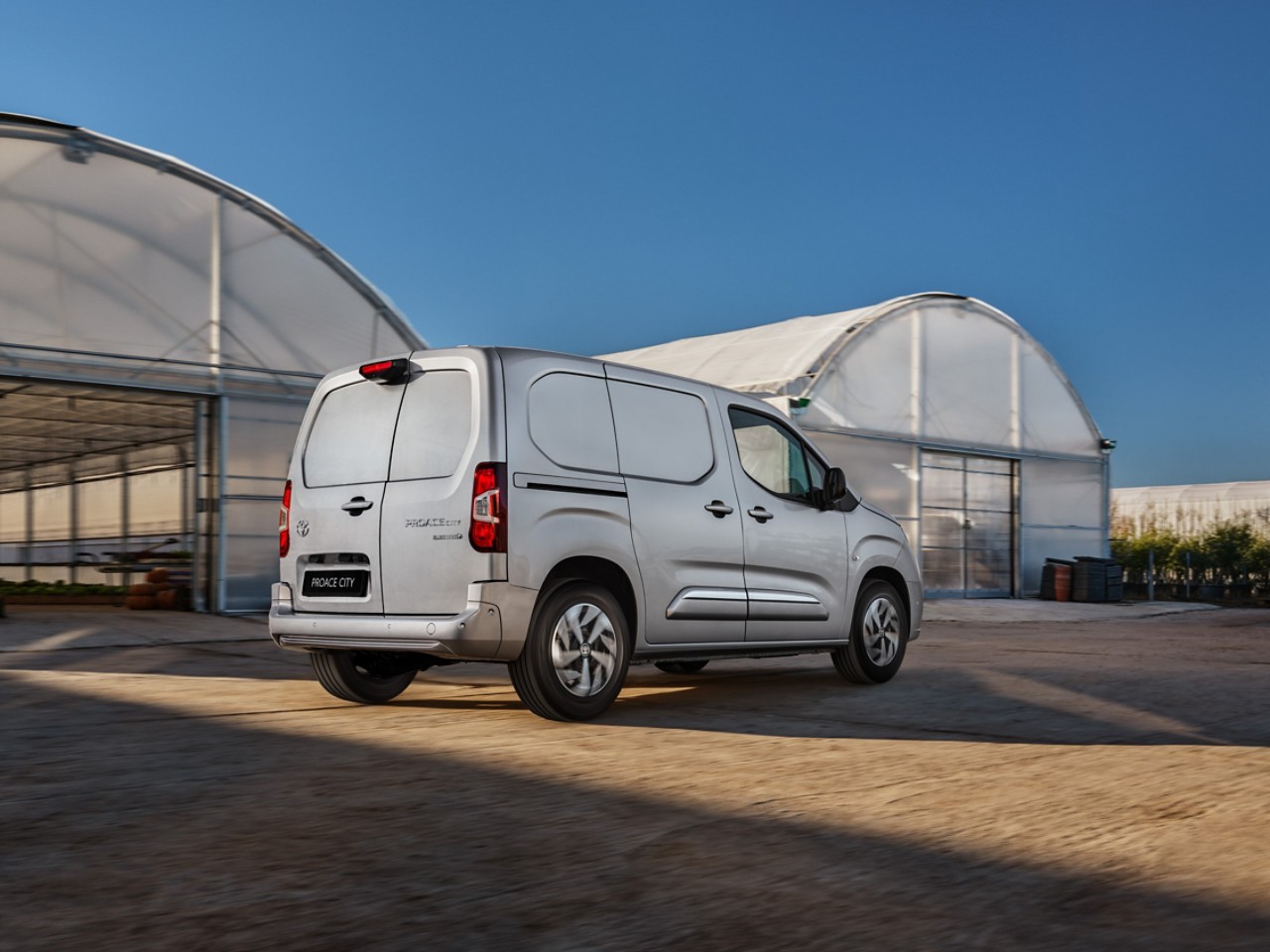 Sera önünde Toyota Proace City Cargo arka ve yan görünümü